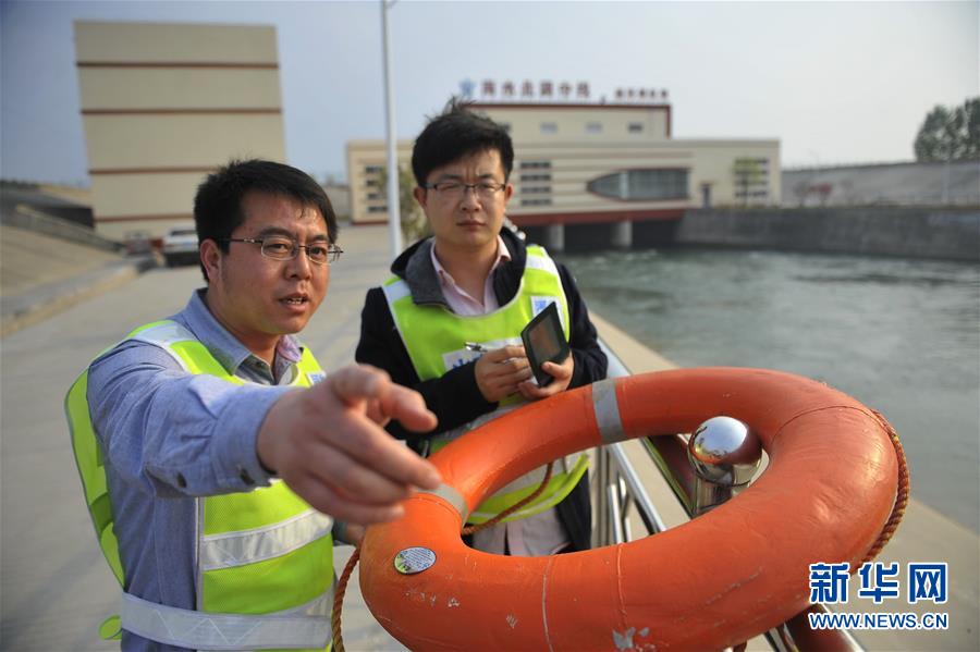 4月12日，南水北調(diào)中線干線新樂管理處工作人員在磁河倒虹吸節(jié)制閘檢查救生設(shè)備情況。今年受厄爾尼諾現(xiàn)象影響，南水北調(diào)中線工程已進(jìn)入防汛準(zhǔn)備期。南水北調(diào)中線建管局全力應(yīng)對可能發(fā)生的洪災(zāi)，及時部署防汛度汛工作。中線建管局河北分局新樂管理處所轄區(qū)段長約34公里，區(qū)內(nèi)有沙河等河流，是今年的重點防汛區(qū)域。該處提前排查防汛隱患，進(jìn)一步完善防汛預(yù)案，儲備防汛物資和設(shè)備，啟動應(yīng)急值班，做好各項準(zhǔn)備工作。新華社記者 魯鵬 攝