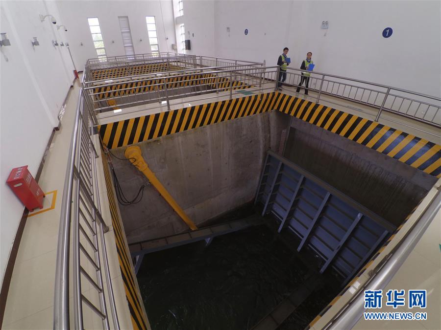 4月12日，南水北調(diào)中線干線新樂管理處工作人員在沙河北倒虹吸節(jié)制閘巡視。今年受厄爾尼諾現(xiàn)象影響，南水北調(diào)中線工程已進(jìn)入防汛準(zhǔn)備期。南水北調(diào)中線建管局全力應(yīng)對可能發(fā)生的洪災(zāi)，及時部署防汛度汛工作。中線建管局河北分局新樂管理處所轄區(qū)段長約34公里，區(qū)內(nèi)有沙河等河流，是今年的重點防汛區(qū)域。該處提前排查防汛隱患，進(jìn)一步完善防汛預(yù)案，儲備防汛物資和設(shè)備，啟動應(yīng)急值班，做好各項準(zhǔn)備工作。新華社記者 魯鵬 攝